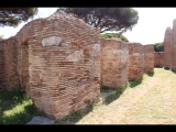 07237 ostia - regio i - insula xii - caseggiato a tabernae (i,xii,10) - westseite - li - 6. laden von norden - posticus - bli ri sueden - 06-2024.jpg